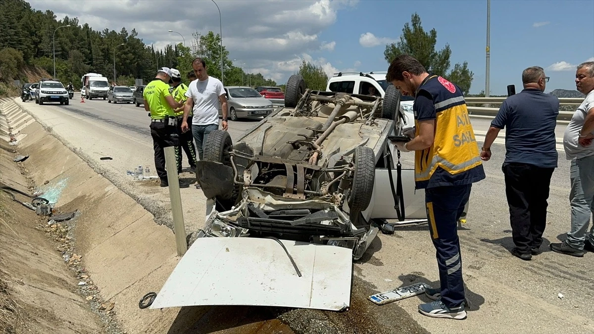 Bilecik'te Otomobil Takla Attı: 2 Yaralı