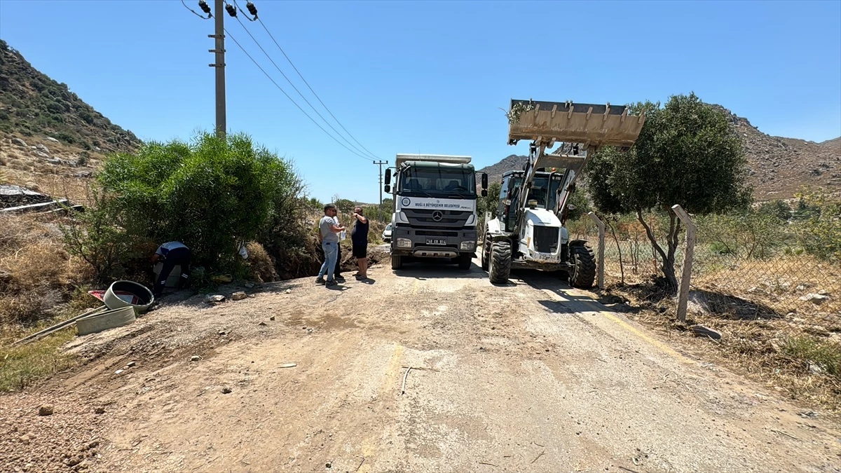 Bodrum'da içme suyu hattı patladı, otomobil çukura düştü