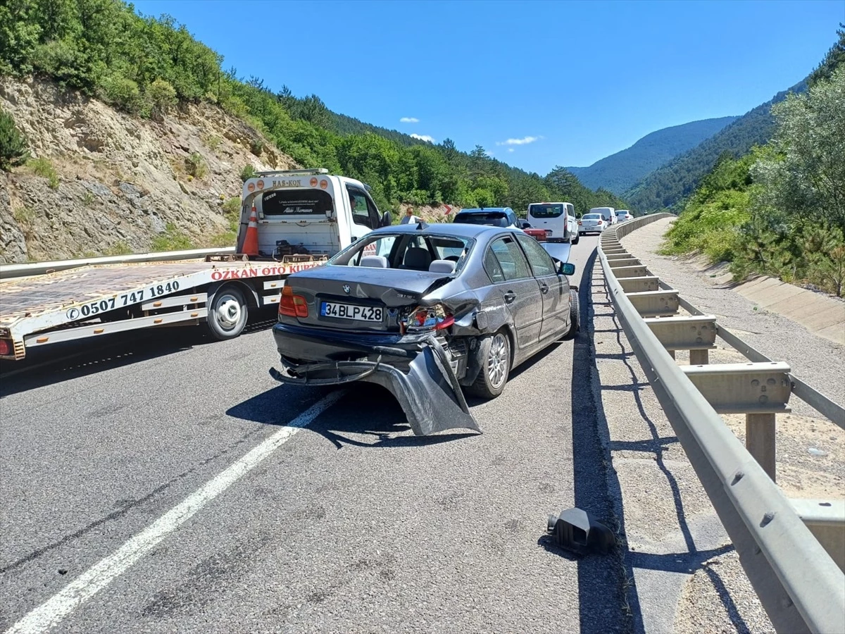 Bolu'da bariyere çarpan otomobilde 2 kişi yaralandı