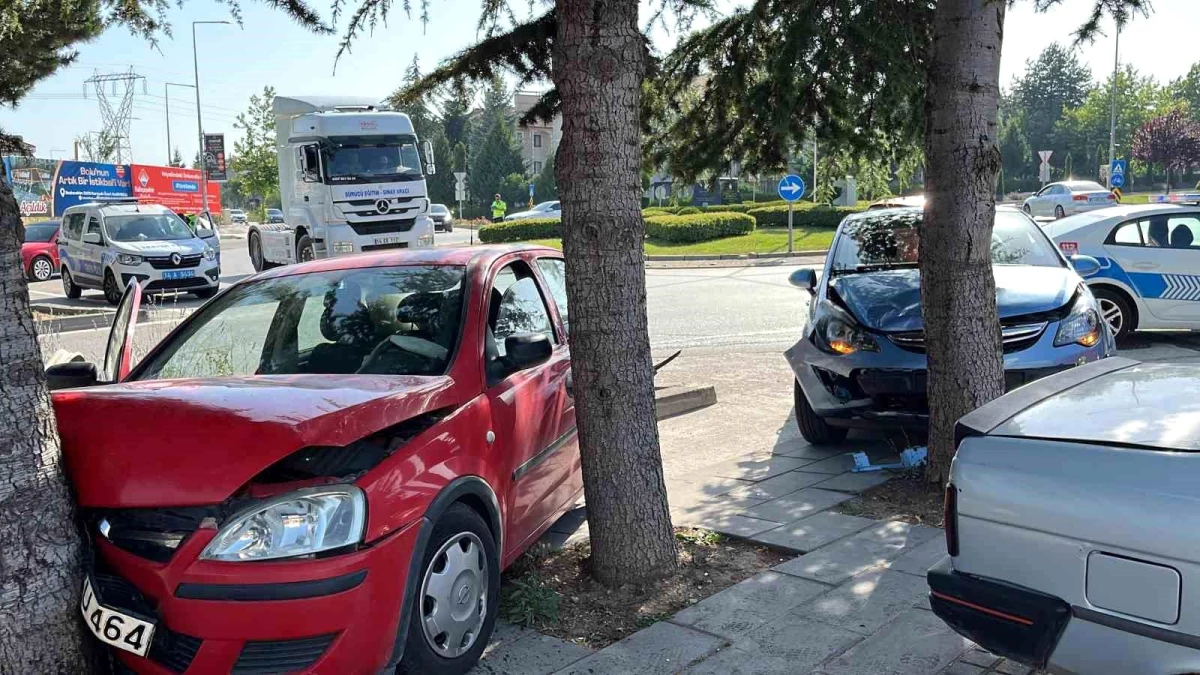 Bolu'da dönel kavşakta çarpışan 2 otomobil ağaçlara çarptı