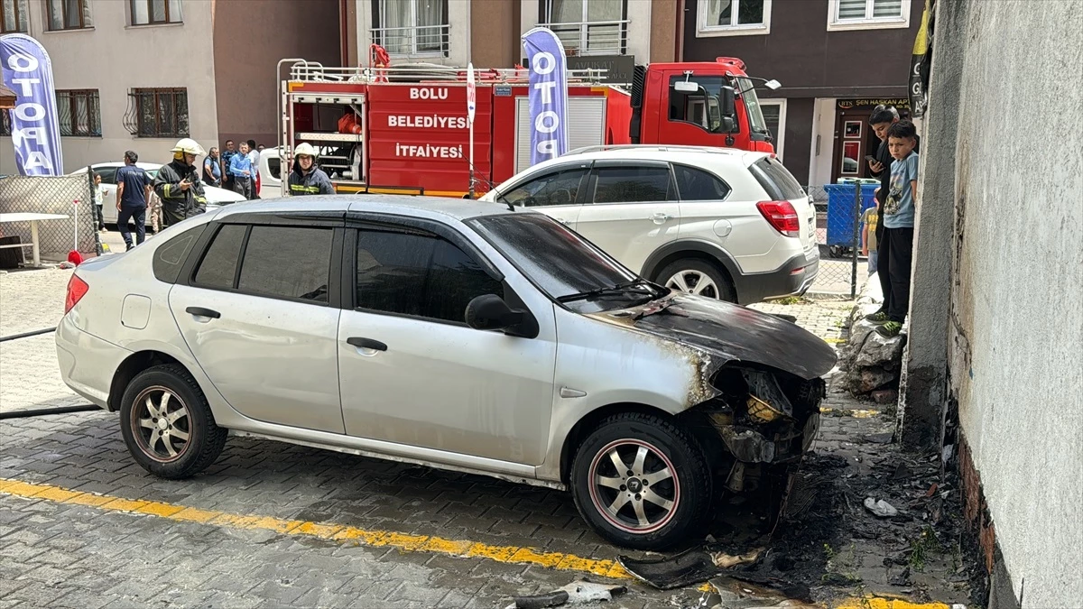 Bolu'da park halindeyken alev alan otomobilde hasar meydana geldi