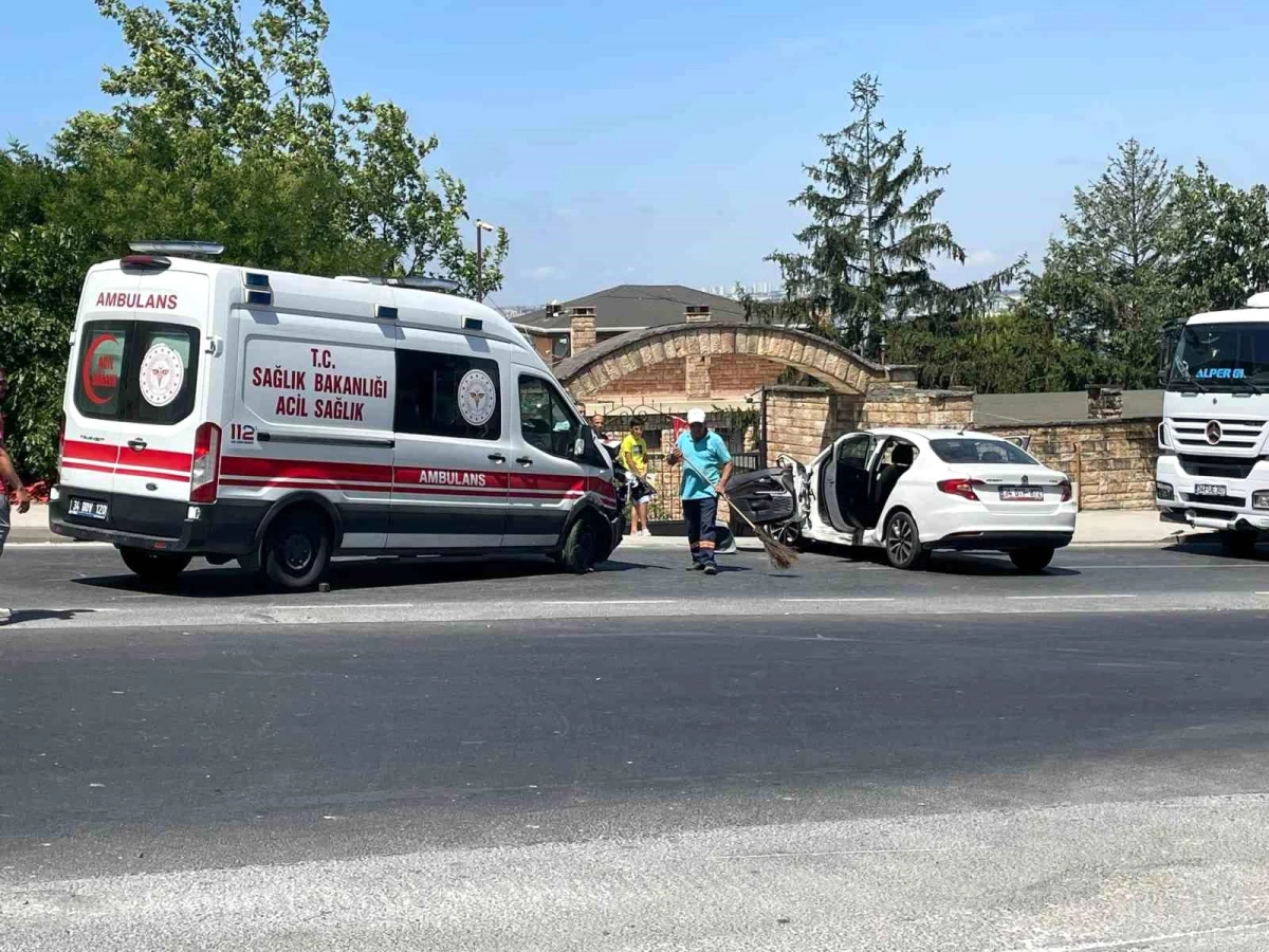 Büyükçekmece'de Ambulans Otomobile Çarptı, 4 Kişi Yaralandı