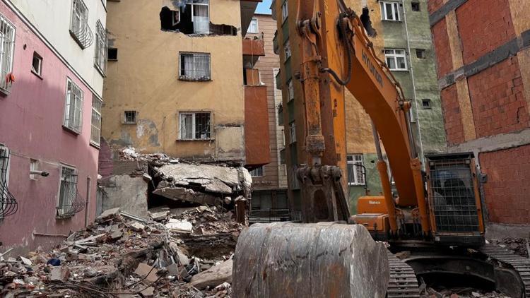 Çöken binanın beton parçalarında görüldü... Elle bile parçalanıyor