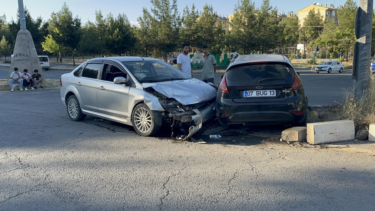 Diyarbakır'da Kavşakta Otomobil Kazası: 2'si Çocuk 7 Kişi Yaralandı