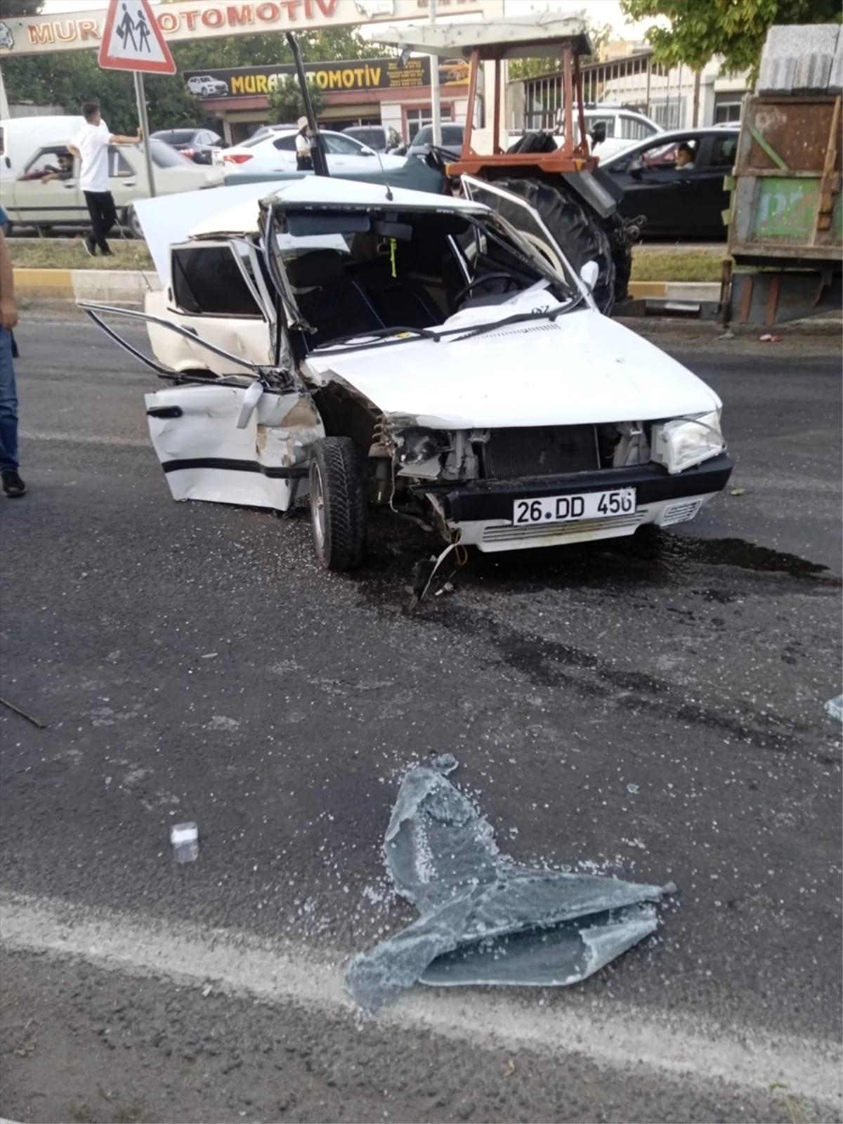 Diyarbakır'da otomobil ile traktör çarpışması: 3 yaralı