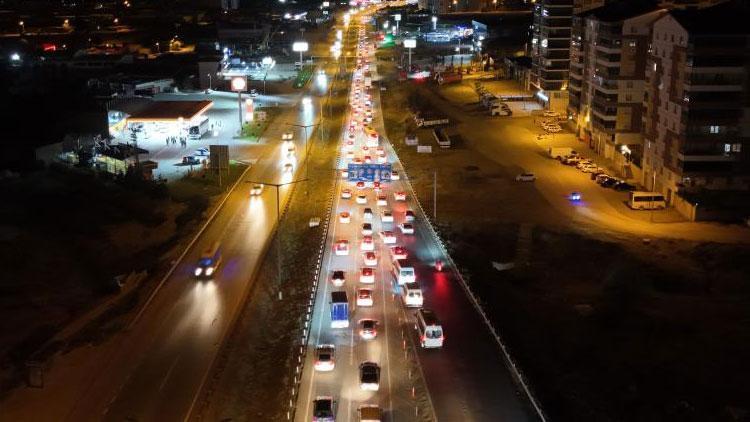 Dönüş başladı! 43 ilin geçiş güzergahında trafik kilitlendi