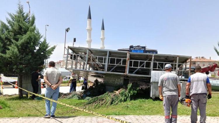 Durakta beklediği sırada üzerine pano düşen genç hayatını kaybetmişti... Validen açıklama