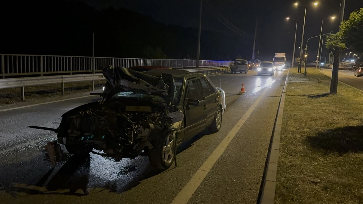 Düzce'de otomobil ve kamyonet çarpışması: 4 kişi yaralandı