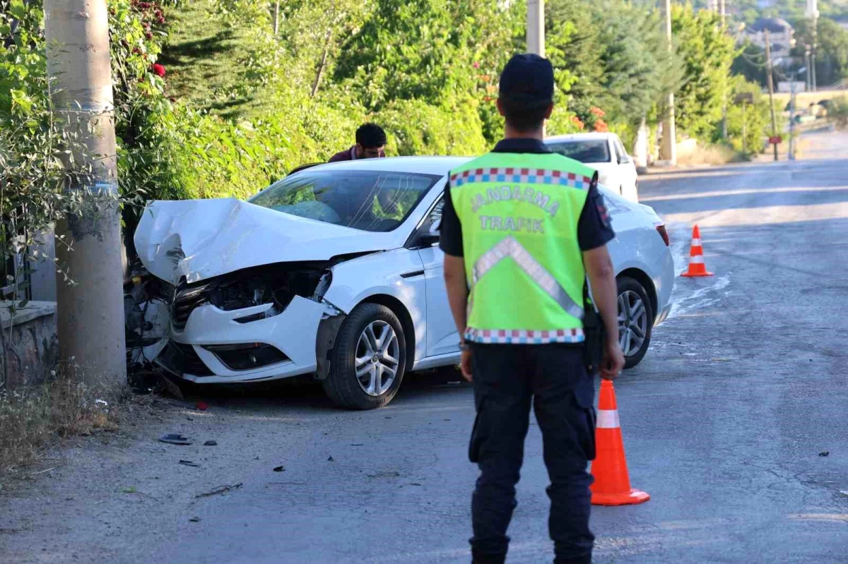 Elazığ'da Kontrolden Çıkan Otomobil Beton Aydınlatma Direğine Çarptı