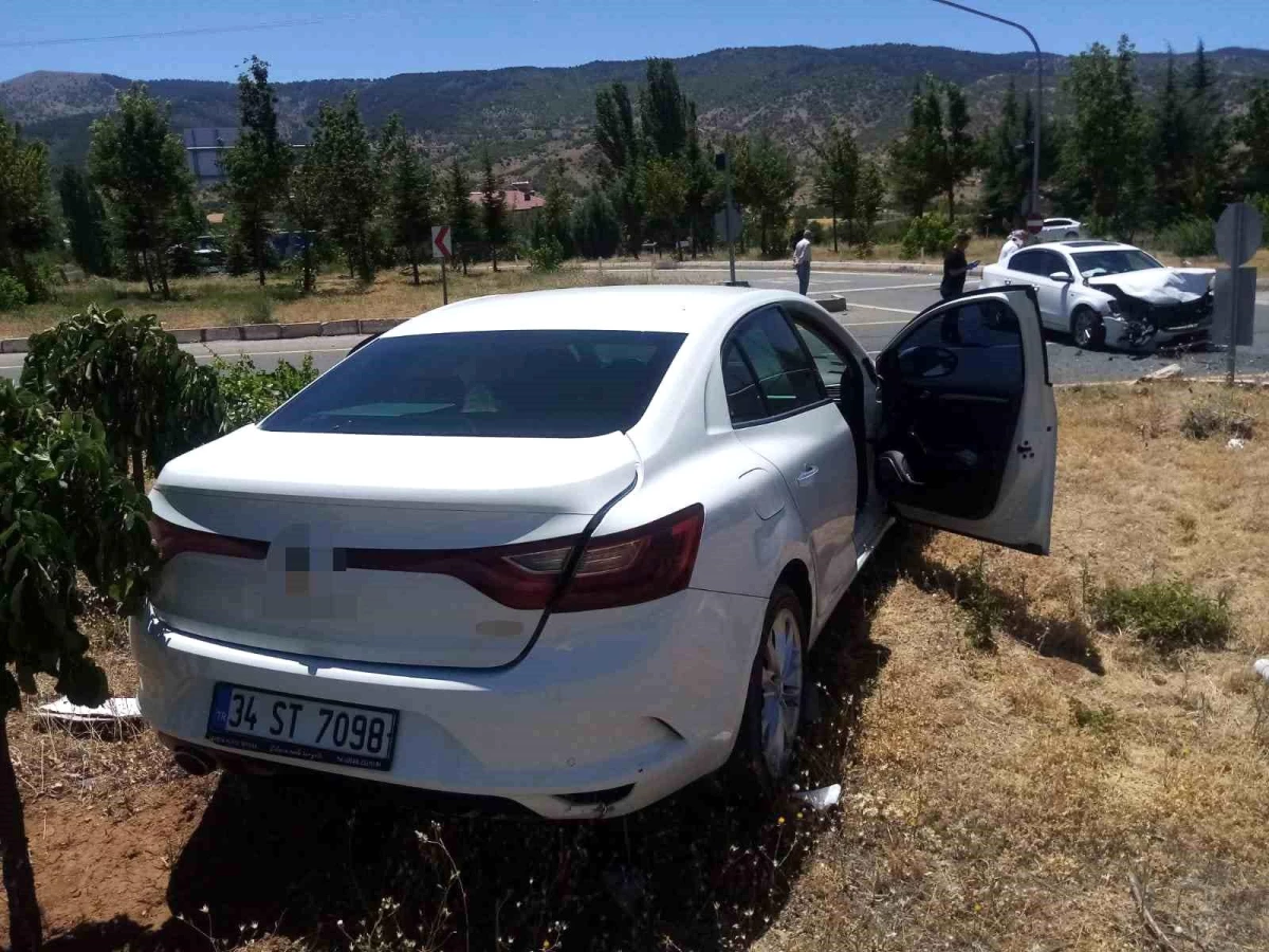 Elazığ'da Otomobil Çarpışması: 3 Kişi Yaralandı