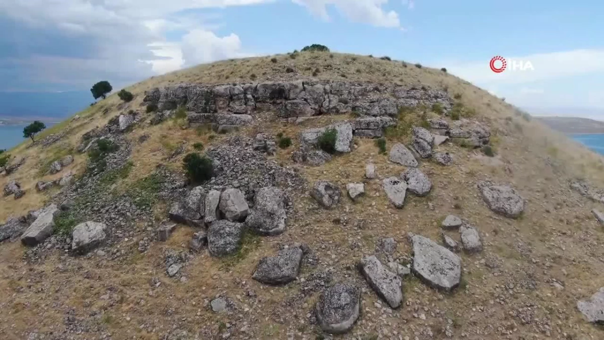 Elazığ'daki höyük, manzarası ile dikkat çekiyor