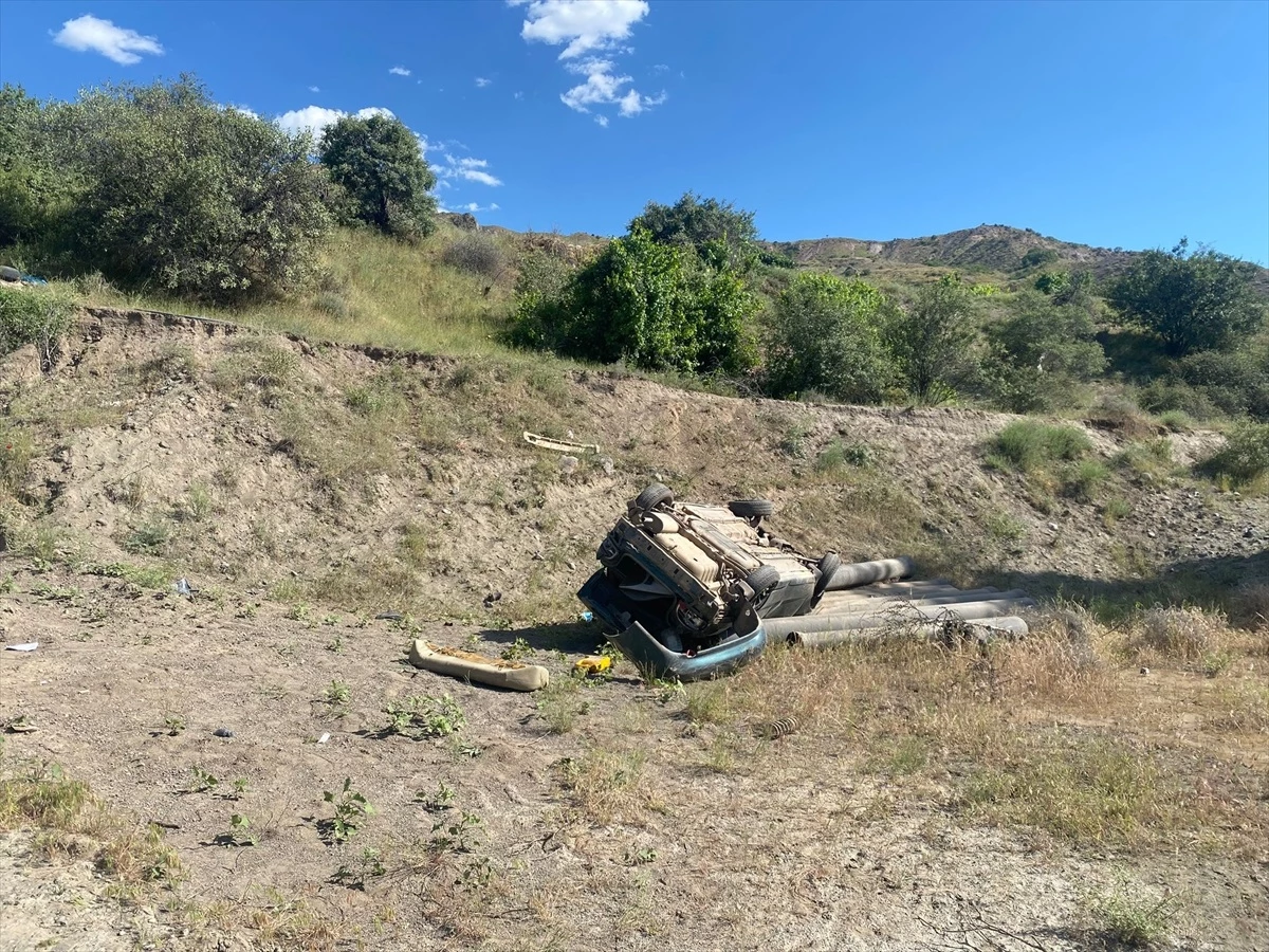 Elazığ'ın Palu ilçesinde otomobil şarampole devrildi, 1 kişi hayatını kaybetti