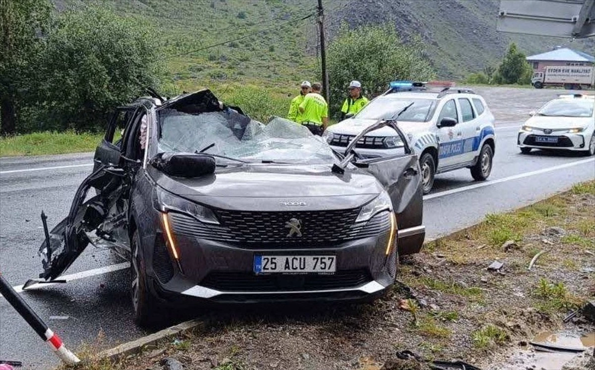 Erzincan'da Otomobil Kazası: 1 Ölü, 2 Yaralı