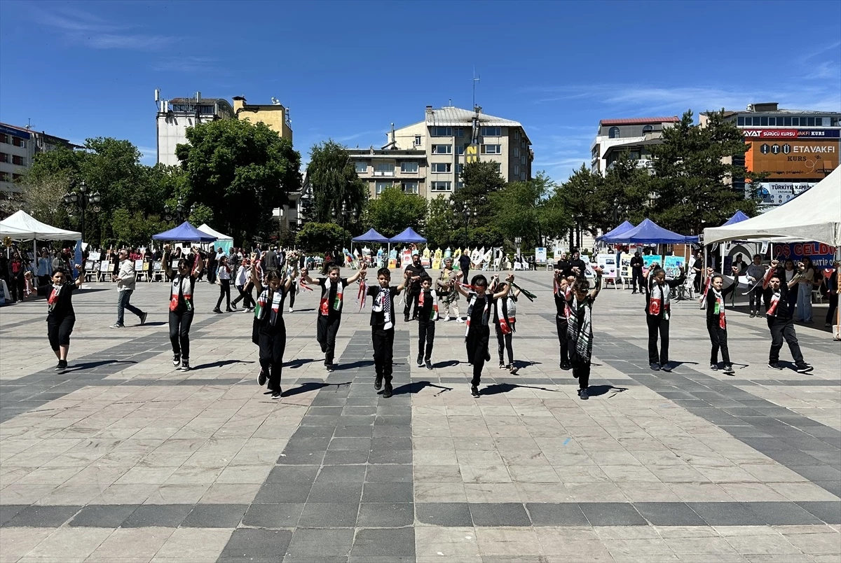 Erzurum'da İmam Hatip Öğrencileri Filistin'e Yardım İçin Kermes Düzenledi