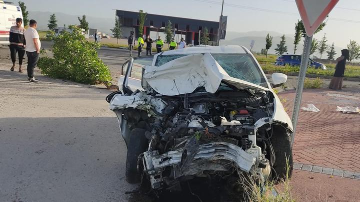 Erzurum'da otomobil ile kamyonet çarpıştı: 12 kişi yaralandı