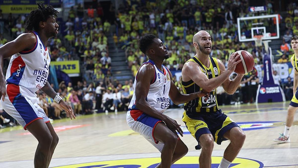 Fenerbahçe Beko - Anadolu Efes maç sonucu: 81-82 | Larkin, seriyi dördüncü maça taşıdı!