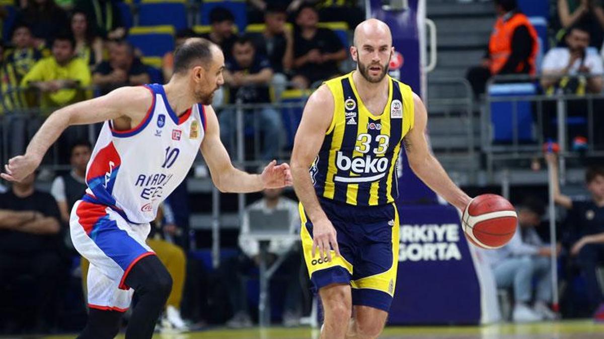 Fenerbahçe Beko, Anadolu Efes'i farklı mağlup etti! Seride öne geçti