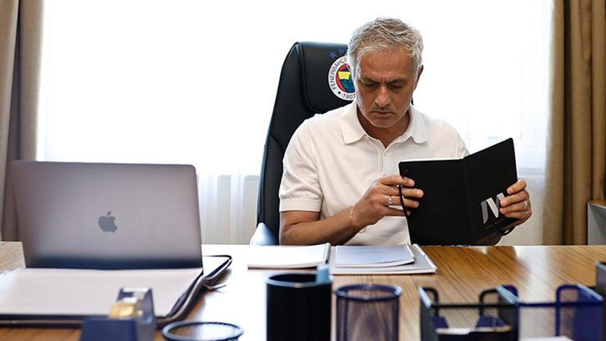 Fenerbahçe Teknik Direktörü Jose Mourinho, Samandıra'da işbaşı yapıyor