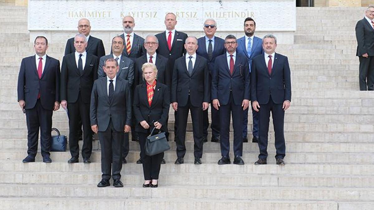 Galatasaray Başkanı Dursun Özbek Anıtkabir’i ziyaret etti