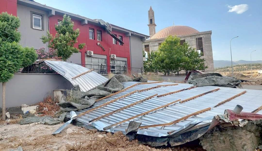 Gaziantep'i şiddetli rüzgar… Binaların çatısı uçtu