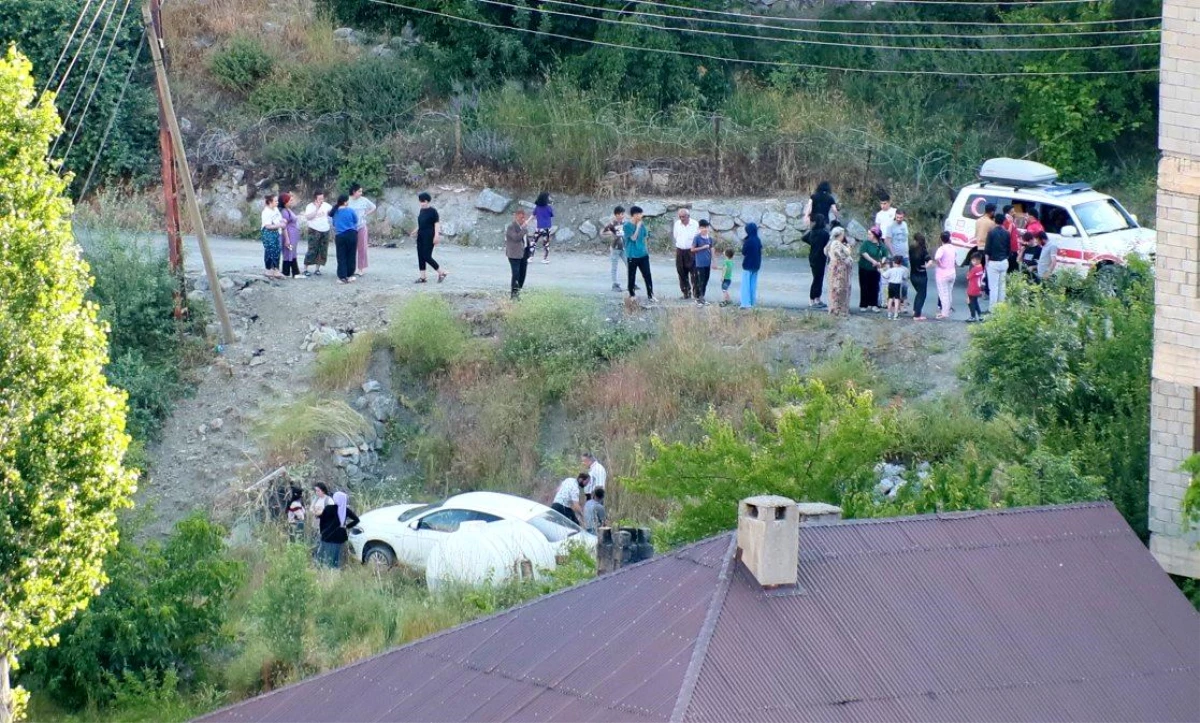 Hakkari'de Otomobil Devrildi: 2 Kişi Yaralandı