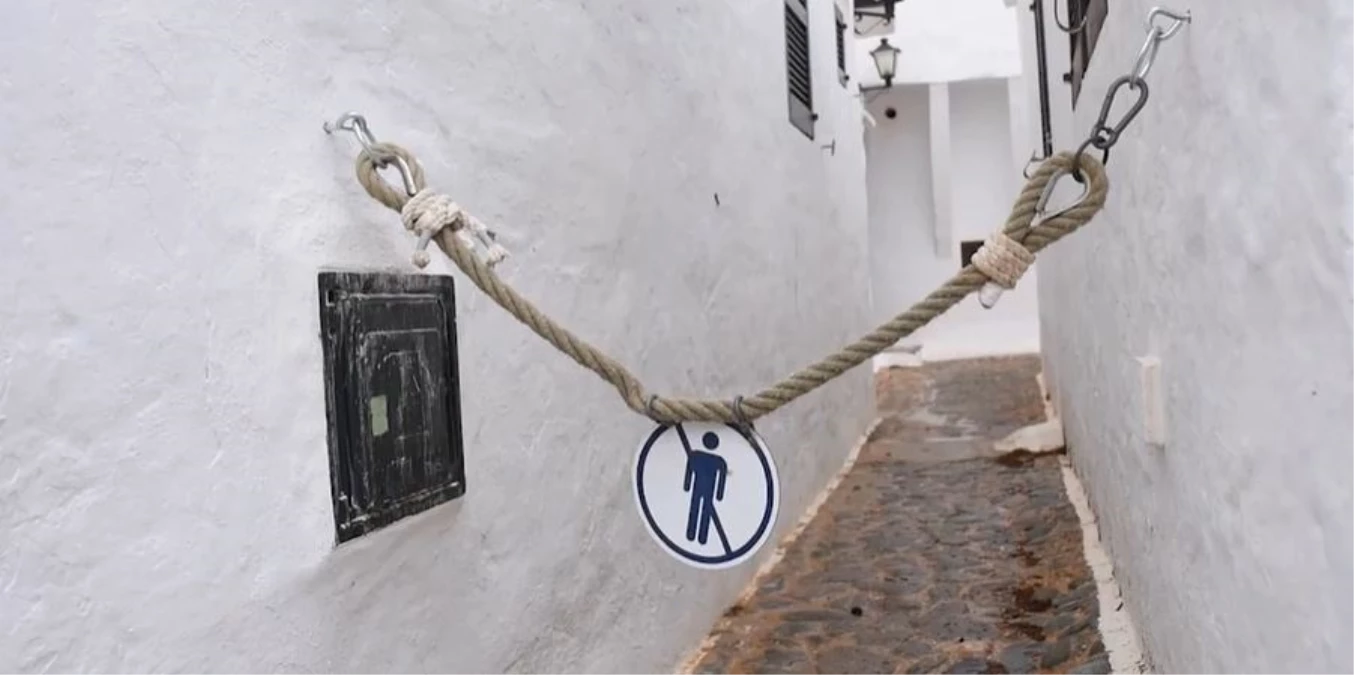 İspanya'da yerel halk, turistlerin girişini engellemek için 22 tatil köyünün girişini zincirlerle kapattı