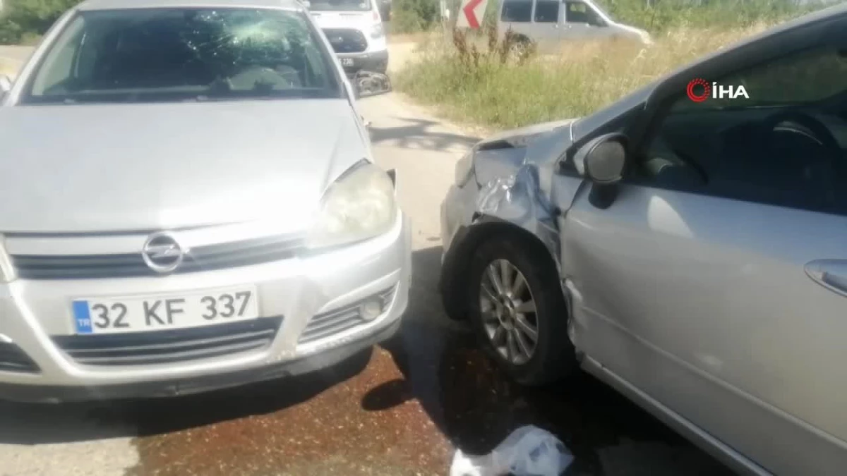 Isparta'da otomobiller kafa kafaya çarpıştı: 3 yaralı