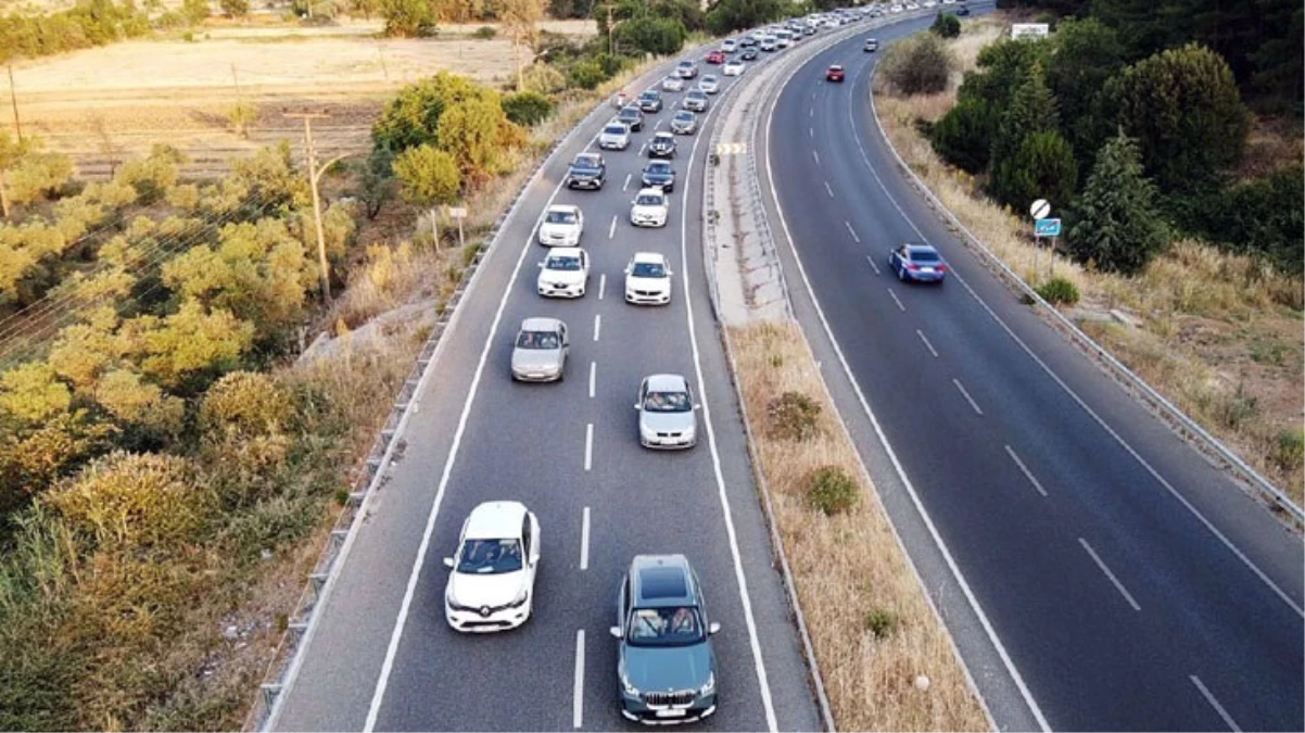 İstanbul'a dönüş göçü başladı! 43 ilin bağlantı noktası ve otoyollarda araç kuyruğu oluştu