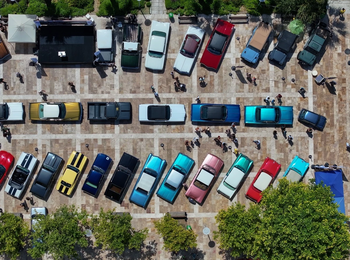 İzmir'de 12. Klasik Otomobil Şöleni düzenlendi