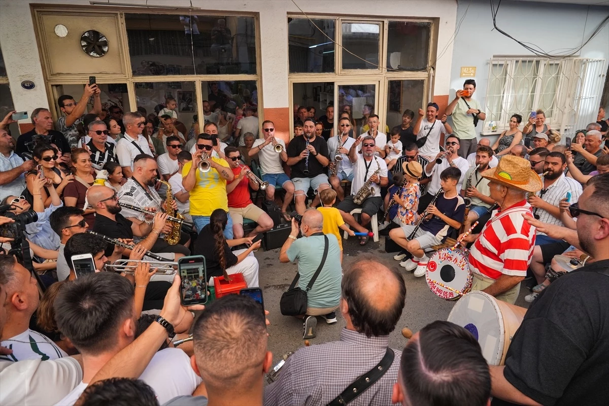 İzmir'de Makedonya göçmenleri arife gününü bandoyla kutladı