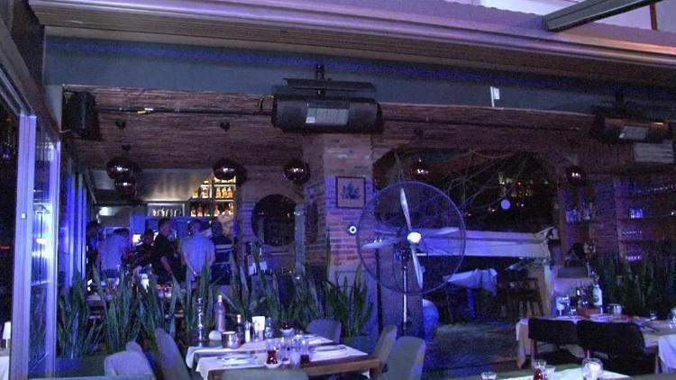 Kadıköy'de restoranın asma tavanı çöktü: Bazı müşteriler yaralandı