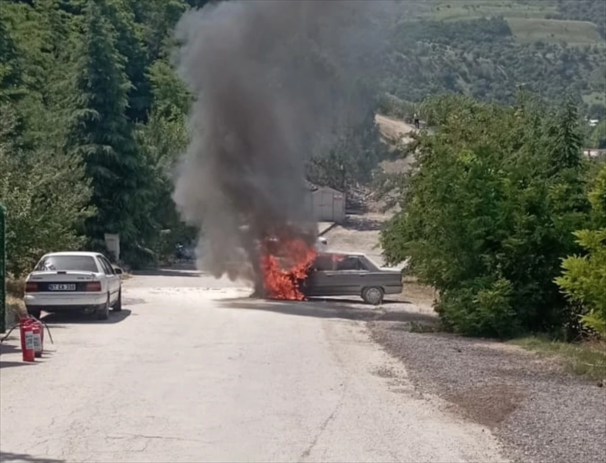 Karabük'te Sınav Merkezine Bırakılan Otomobil Yanarak Kullanılamaz Hale Geldi