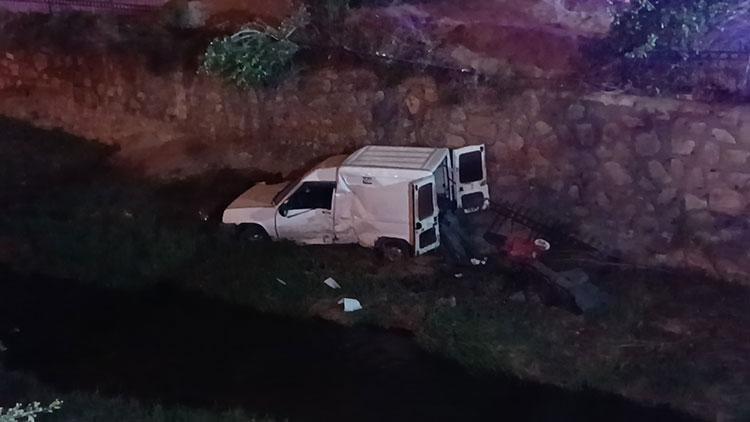 Kırıkkale’de hafif ticari araç KGYS trafosuna çarpıp, dereye düştü