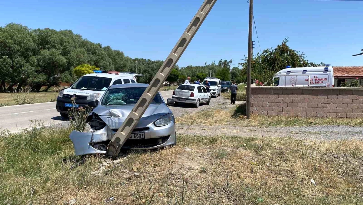 Konya'da otomobil elektrik direğine çarptı: 3 yaralı