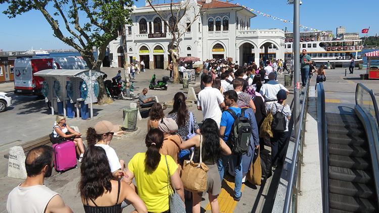 Kurban Bayramı tatilinde Adalar İskelesi'nde yoğunluk: Metrelerce kuyruk oluştu