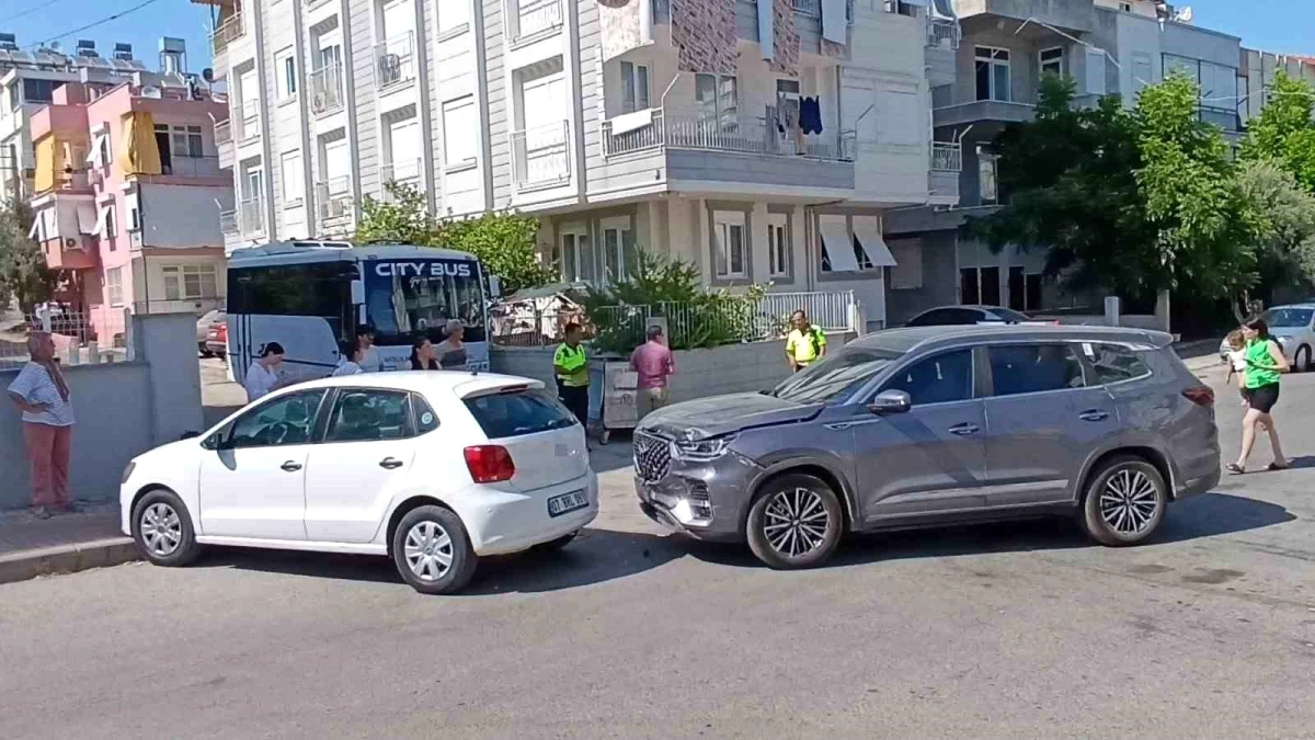 Manavgat'ta Kavşak Kazası: Yaralanan Olmazken Maddi Hasar Oluştu