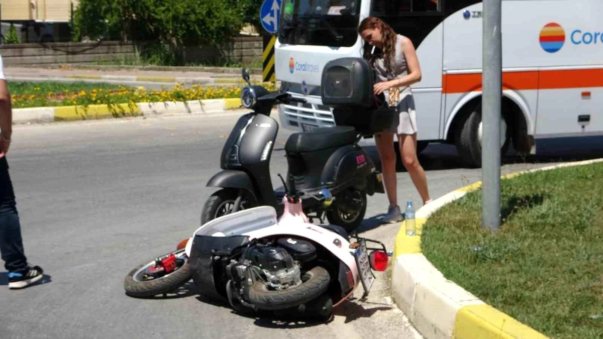 Manavgat'ta otomobil ile motosiklet çarpıştı: 2 yaralı