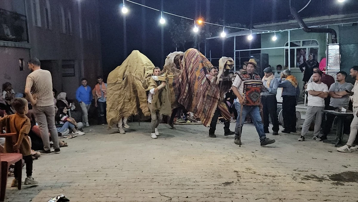 Manisa'da Kurban Bayramı Kukla Deve ve Orta Oyunu Gelenekleriyle Kutlandı