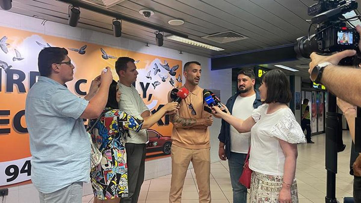 Mehmet Topal yeni takımı için Romanya'ya gitti