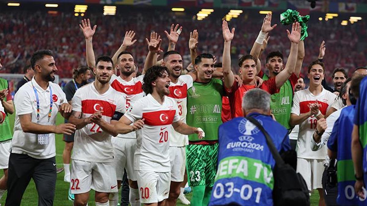 Muhteşem görüntüler... A Milli Futbol Takımımız, Çekya maçı sonrası üçlü çektirdi