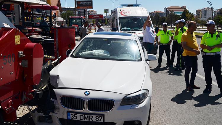 Otomobil traktör bayisine daldı, sürücü 'uykum vardı' dedi