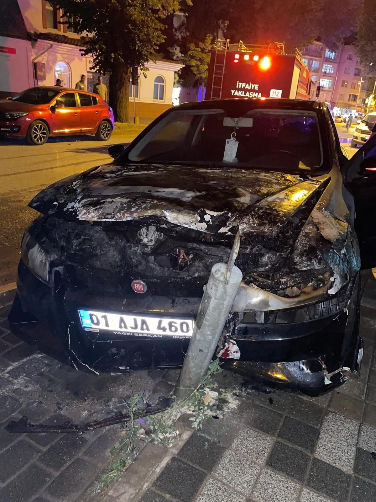 Park halindeyken kendi kendine çalışıp hareket eden otomobil, yol kenarındaki demir dubaya çarpıp alev aldı