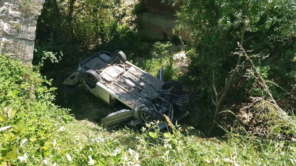 Safranbolu'da tarihi köprüden uçan otomobilde 3 kişi yaralandı