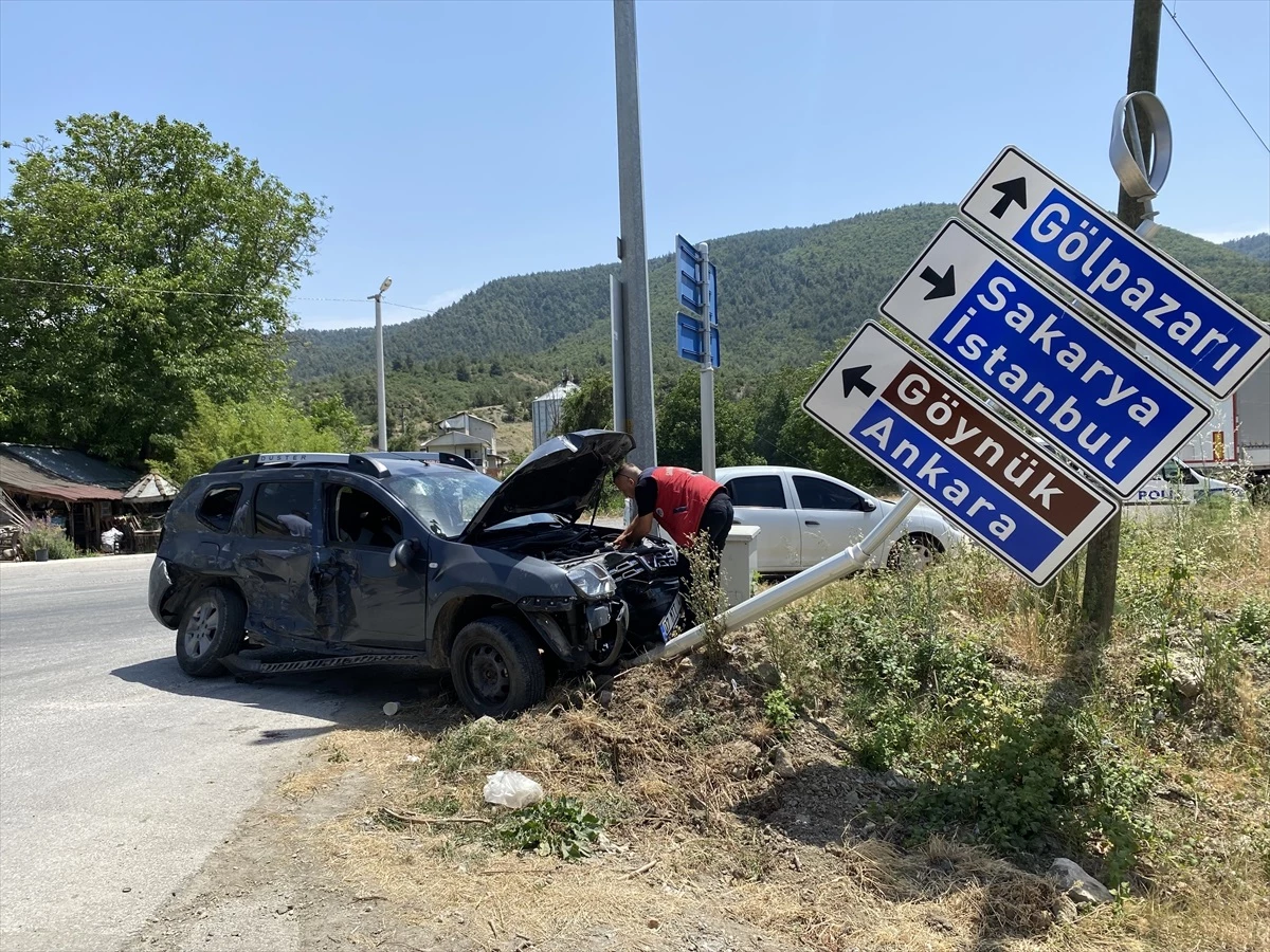 Sakarya'da otomobil ile tır çarpışması: İki kişi yaralandı