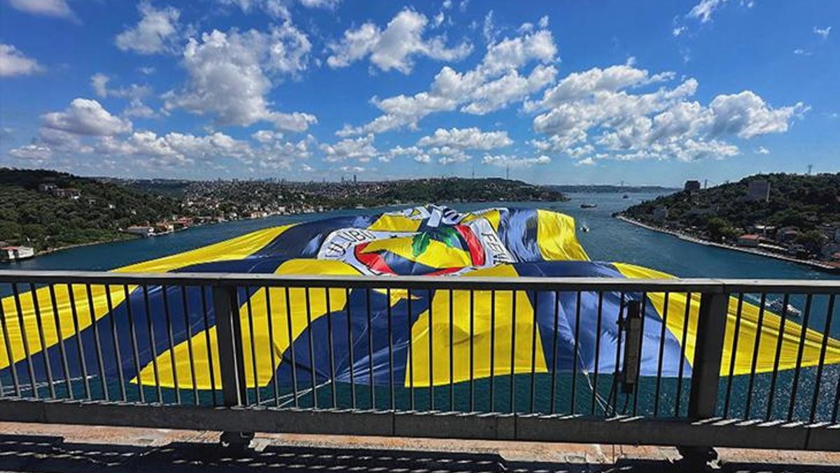 Şampiyon Fenerbahçe Beko’nun bayrağı köprüye asıldı