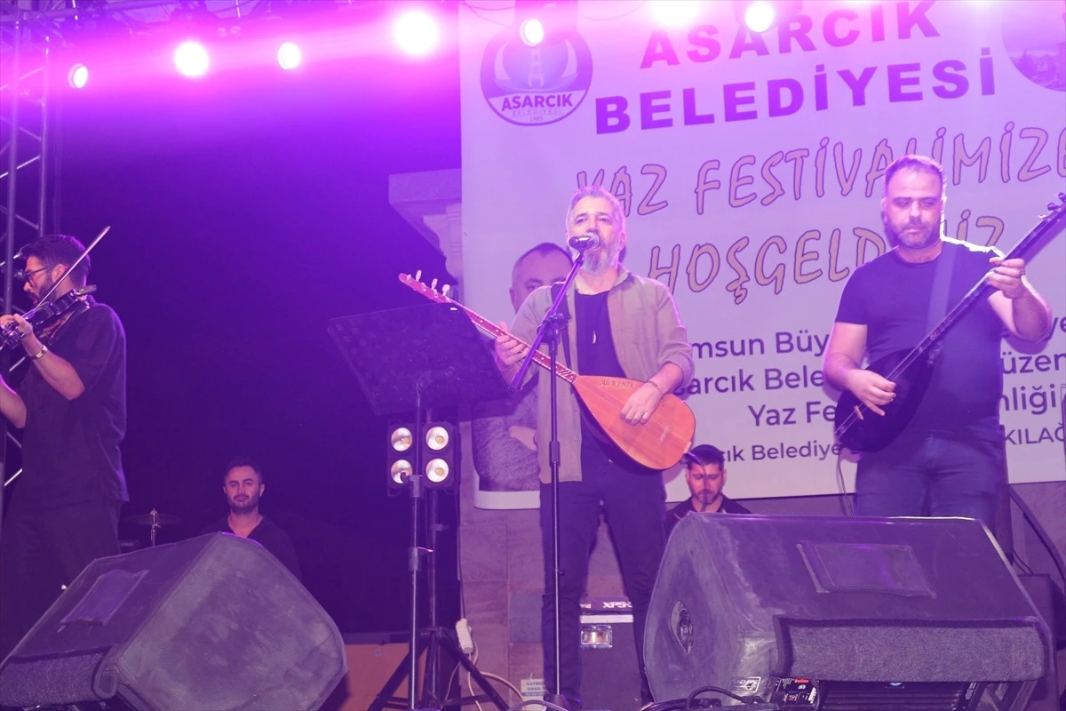 Samsun'da düzenlenen Yaz Festivali'nde Ali Kınık ve yöresel sanatçılar sahne aldı