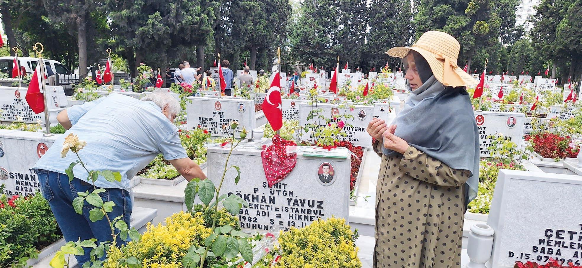 Şehitliklerde hüzün vardı