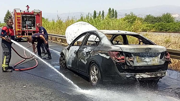 Seyir halindeki otomobil alev alev yandı