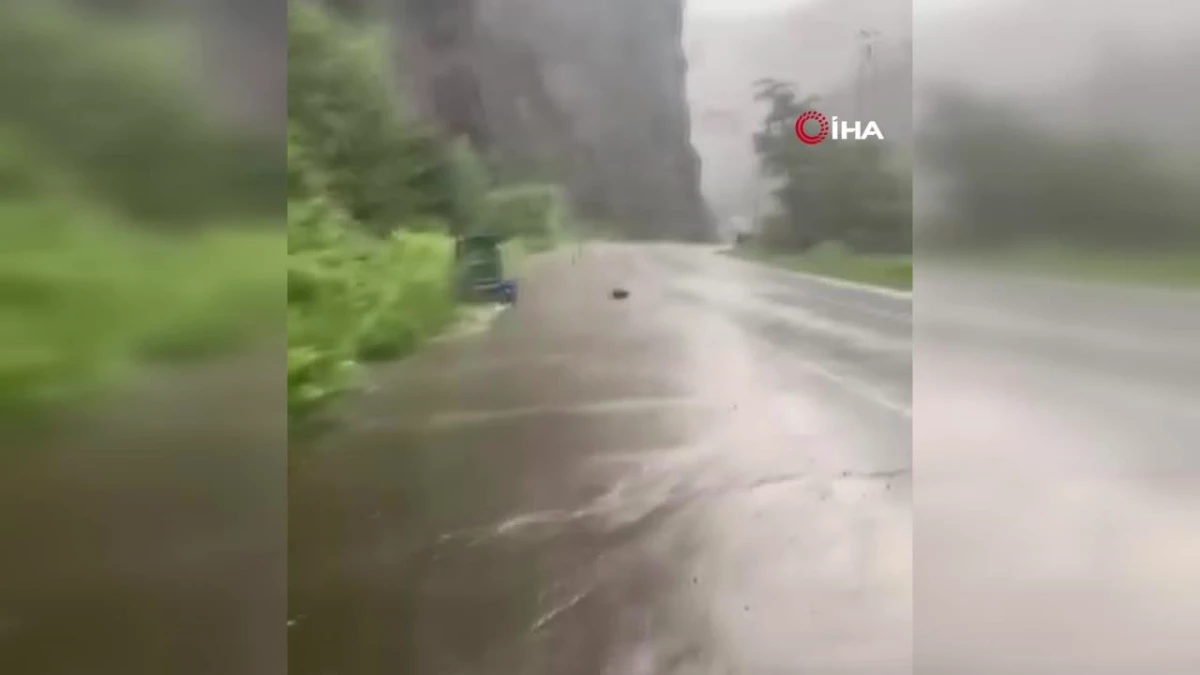 Seyir halindeki otomobilin üzerine kaya parçası düştü...Korku ve panik anları kamerada