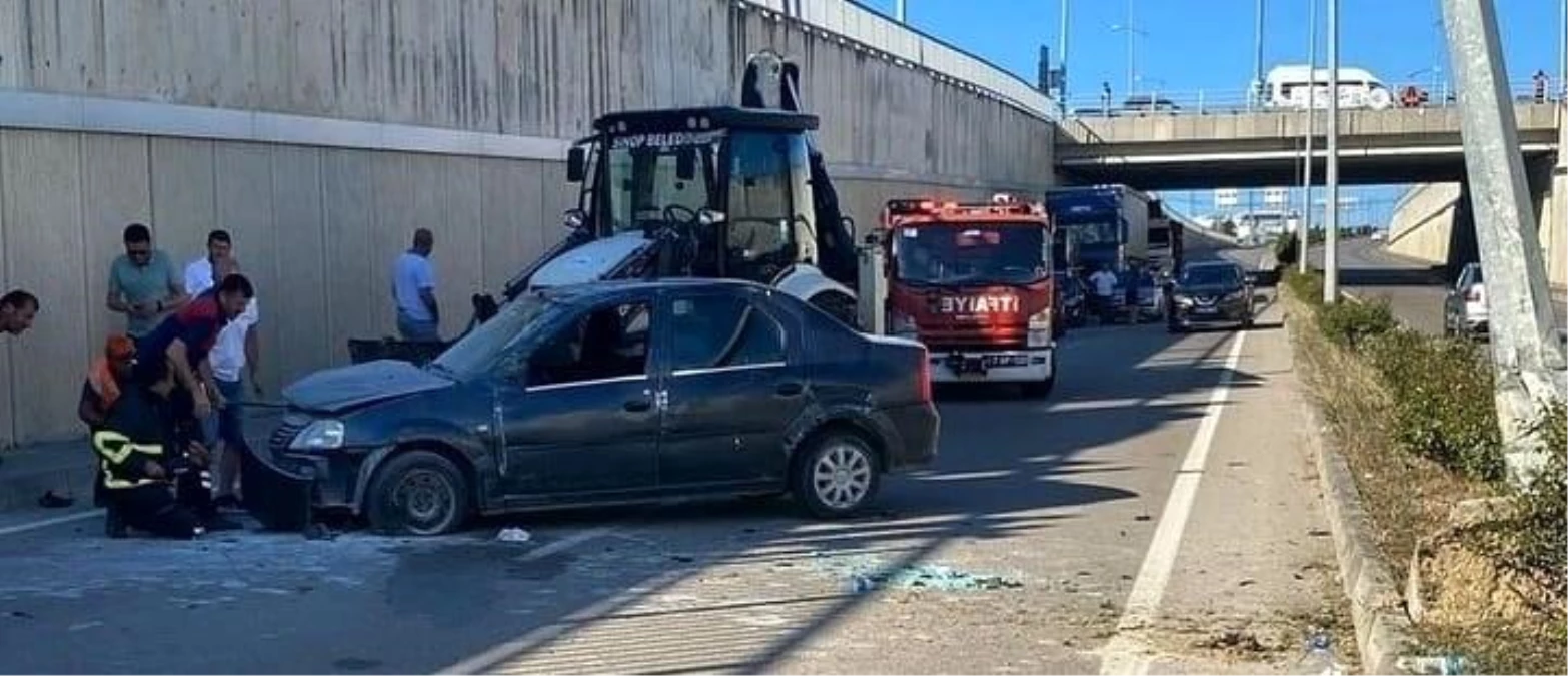 Sinop'ta elektrik direğine çarpan otomobilde 4 kişi yaralandı